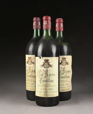 trois bouteilles de vin rouge posées sur une table