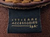 l'étiquette d'un chapeau marron orné d'une bordure noire et dorée