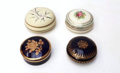 Trois petites boîtes sont posées sur une surface blanche ; l'une d'elles est ornée d'un motif floral.