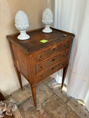 une petite table en bois sur laquelle sont posées deux lampes