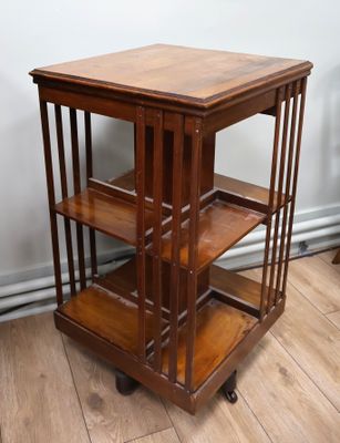 une petite table en bois comportant trois étagères