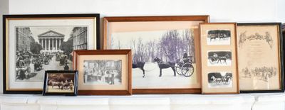 de nombreuses photos encadrées sur le manteau d'un salon