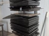 une grande pile de plaques métalliques empilées les unes sur les autres