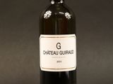 une bouteille de vin posée sur une table