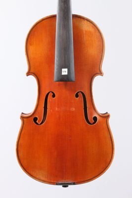 un gros plan d'un violon posé sur un pupitre, sur fond blanc