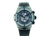 une photo d'une montre sur fond blanc