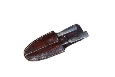 un couteau posé sur une pièce de cuir