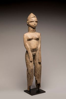 une statue en bois d'une femme avec un chapeau sur la tête