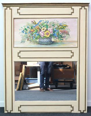 un homme debout devant un miroir sur lequel est représenté un tableau