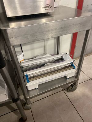 un chariot métallique sur lequel se trouvent tout un tas d'objets