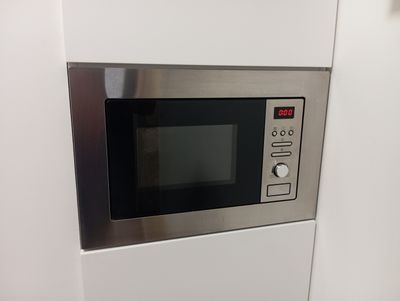 une photo d'un micro-ondes encastré dans un mur