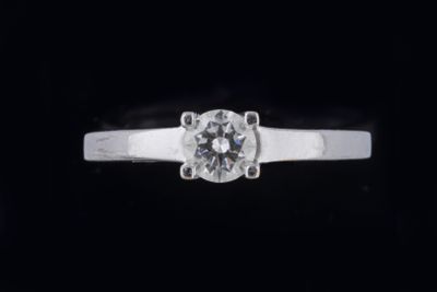 Bague solitaire en or gris (750 millièmes) sertie d’un diama…