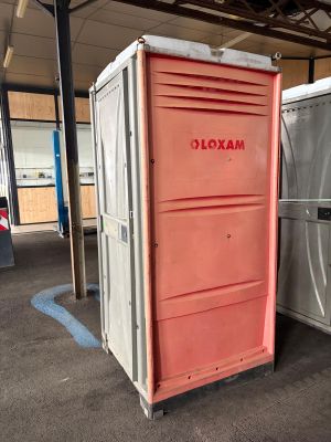 deux toilettes portables situées dans un bâtiment