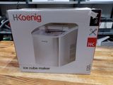 emballage d'une machine à glaçons blanche posée sur une table en bois