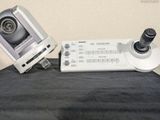 une manette de jeu vidéo posée sur un lit