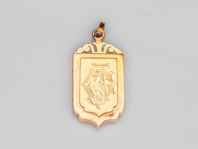 un gros plan d'un pendentif en or orné d'un blason