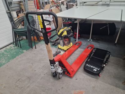 un diable rouge garé dans un garage