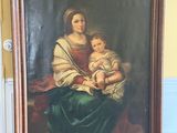 une peinture représentant une femme tenant un enfant sur ses genoux