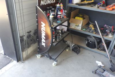 un skateboard posé sur un chariot dans un garage