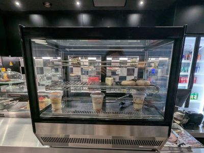 une vitrine réfrigérée dans un restaurant