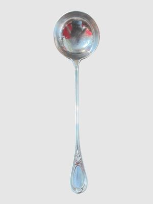 une cuillère en argent ornée d'une fleur rouge