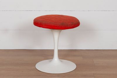 une photo d'un tabouret en forme de tulipe rouge et blanche posé sur un parquet