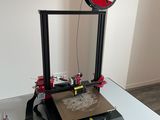 une imprimante 3D posée sur une table