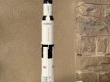 une maquette de fusée Saturn posée sur une table