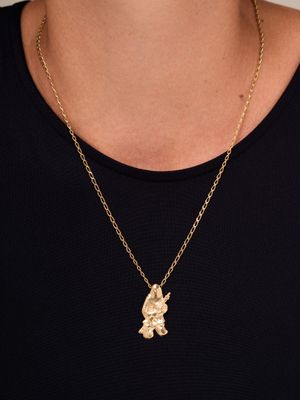 une femme portant un collier en or orné d'un petit lapin