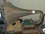 un vieux gramophone posé sur une table, à côté d'une tasse de café