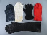 trois paires de gants et une paire de gants posés sur une table