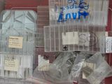 un récipient en plastique rempli d'objets divers posé sur une table