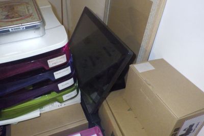 beaucoup de cartons et un ordinateur portable par terre