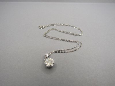 Collier en or gris 18K 750/1000 poinçon tête d'aigle, orné d…
