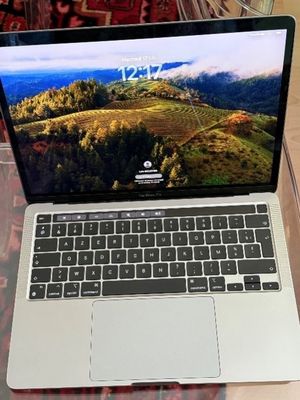 un ordinateur portable posé sur une table dans une pièce