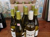 plusieurs bouteilles de vin sont alignées sur une table en bois