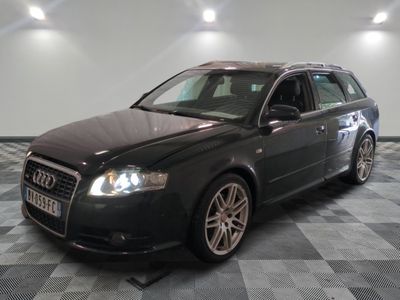 une photo d'un break Audi noir garé sur un sol à damier