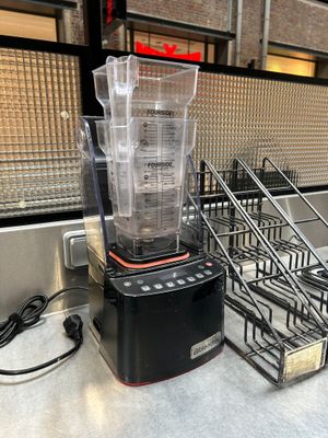 un mixeur posé sur le comptoir d'une cuisine