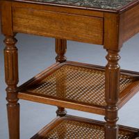 Guéridon ou table d'appoint quadrangulaire en noyer. (photo 3)