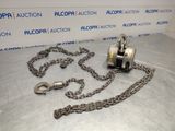 une chaîne fixée à une chaîne de traction
