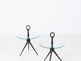 une paire de tables en verre avec des pieds noirs et un plateau blanc