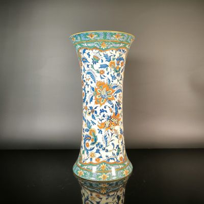 a vase that is sitting on a black table