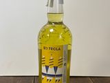 une photo d'une bouteille d'alcool posée sur une table en bois
