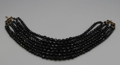 Collier couture, 7 rangs de perles de verre facettées noire.