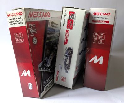 trois boîtes de voitures de course de meccan sont empilées les unes sur les autres
