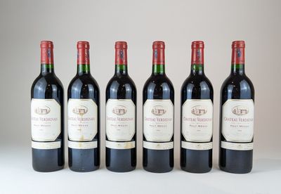 six bouteilles de vin rouge alignées