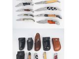 de nombreux types de couteaux et d'étuis exposés