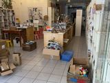 une pièce remplie de cartons, avec des cartons par terre