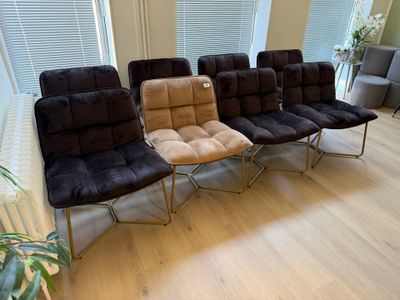 Plusieurs chaises sont alignées en rangée dans un salon