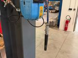 une machine bleue qui se trouve dans une pièce
